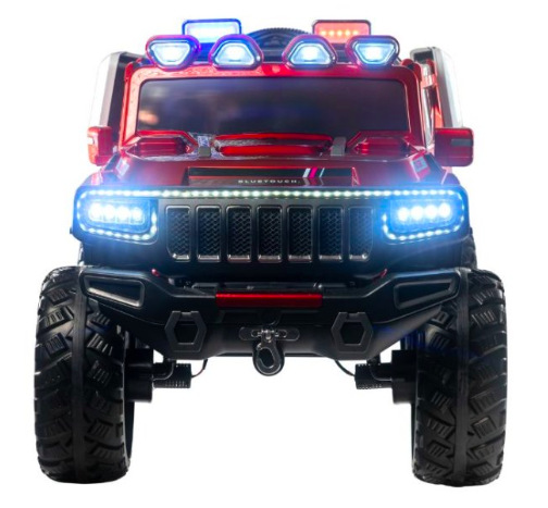 Elektrické autíčko Bluetouch off-road červený Predné LED svetlá detského autíčka BLUETOUCH off-road pri zapnutom osvetlení