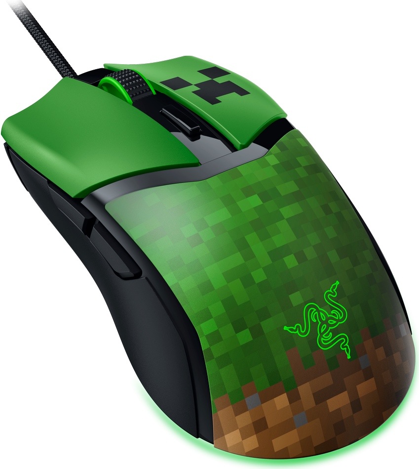 Myš Razer COBRA Lightweight Wired Minecraft Ed. zelená Na obrázku je herná myš Razer Cobra Minecraft Edition z horného šikmého pohľadu. Myš má zelené horné panely s čiernou tvárou Creepera, pixelový motív trávy a hliny na zadnej časti a zelené podsvietenie okolo spodnej hrany. Uprostred je zelené rolovacie koliesko, pod ním tlačidlo na zmenu DPI az prednej časti vedie opletený kábel. Na ľavom boku sú vidieť dve bočné tlačidlá pre palec.