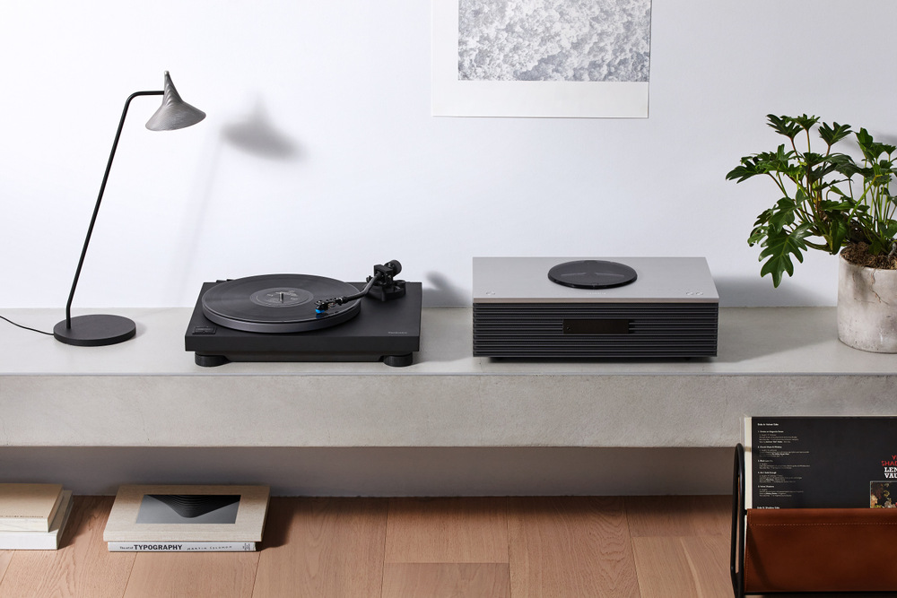 Gramofón Technics SL-40CBTE čierny Gramofón Technics SL-40CBTE-K v modernom interiéri