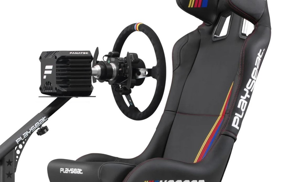 Elegantný závodný kokpit s bielym nápisom Playseat a farbami NASCAR po stranách s pripojeným závodným volantom pre pohlcujúci zážitok z hrania závodných simulátorov.