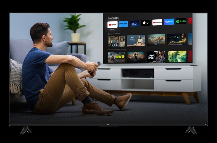Televízia TCL 75P6L v obývacej izbe, užívateľ sleduje obsah cez Google TV s prístupom k obľúbeným streamovacím aplikáciám.