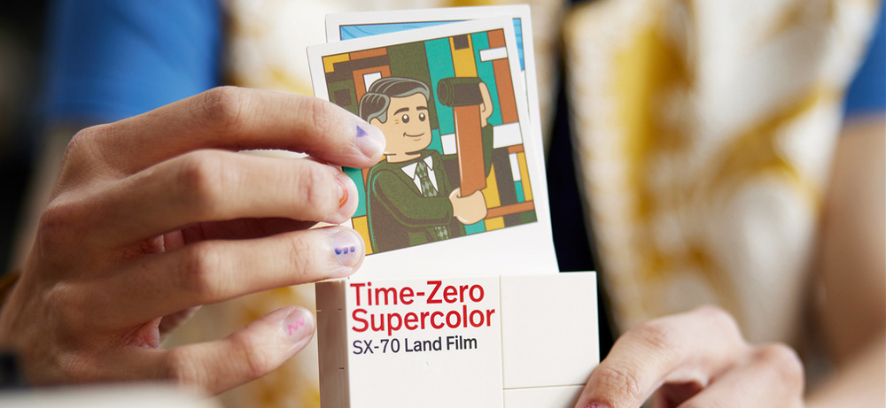 Stavebnica LEGO® Ideas 21345 Fotoaparát Polaroid OneStep SX-70 Stavanie s 516 kockami dopĺňa brožúrka a hotový fotoaparát sa ľahko stane výraznou dekoráciou.