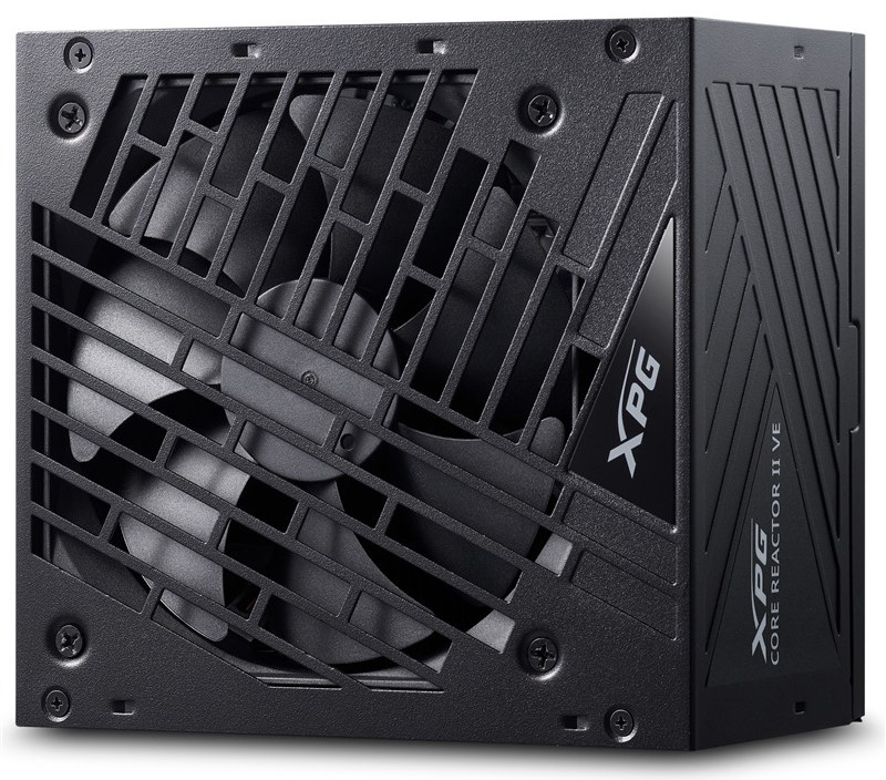 Fotografie zdroja ADATA XPG CORE REACTOR II zo strany ventilátora. Je vidieť mriežka, lopatky ventilátora a logo zariadenia.