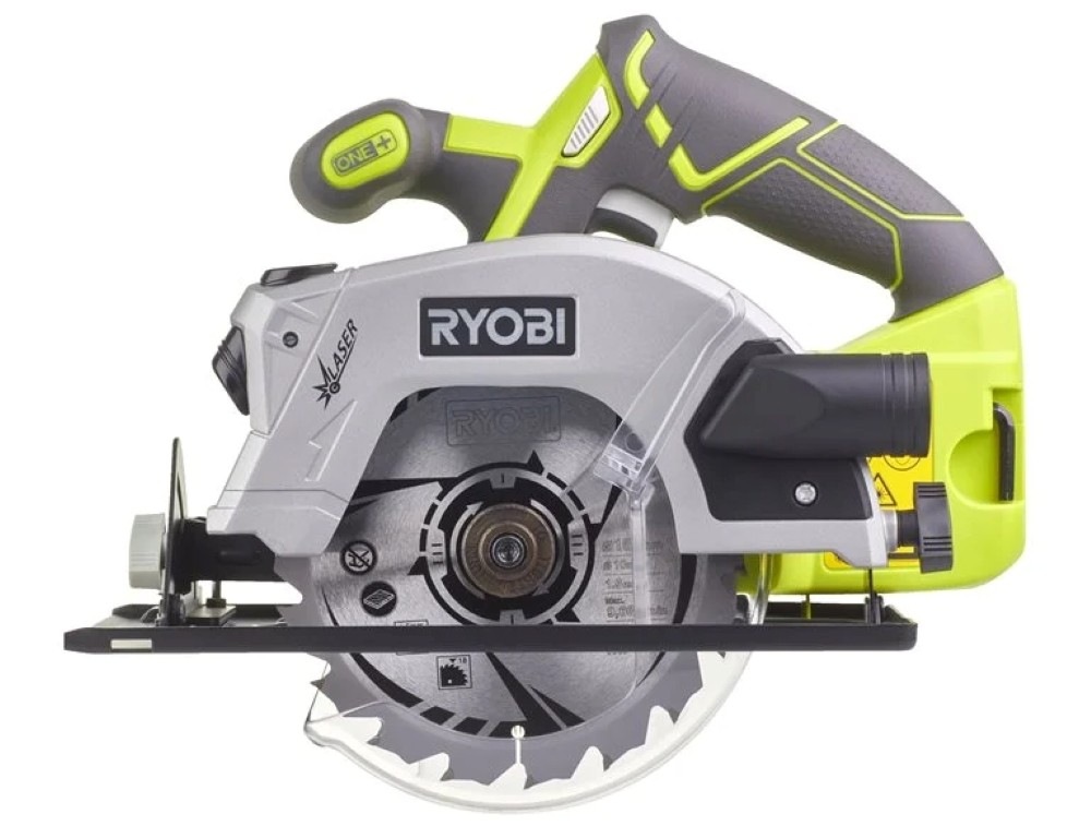 Okružná píla Ryobi ONE+ RWSL1801M (bez baterie) Bočný pohľad na okružnú pílu Ryobi ONE+ RWSL1801M s prachovou prípojkou