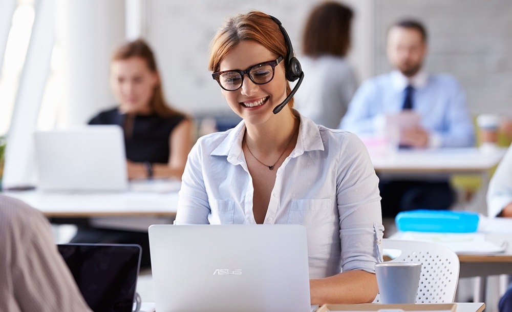 Žena pracuje na notebooku Asus ExpertBook P1
