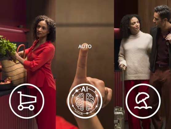 Žena vyskladáva nákup z tašky na linku. Symbol nákupu. Uprostred prst, na ktorom je symbol funkcie AUITO, dole ikona mozgu pre AI. Úplne vpravo žena s mužom sa drží cez ramená, žená drží rukoväť kufra.
