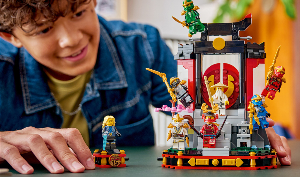 Stavebnica LEGO® NINJAGO® 71866 Výstavka nindžů: 15 let NINJAGO Stavebnica LEGO NINJAGO pripomenie prvý rad seriálu ikonickým kláštorom, čajovňou a bitkou Wua s Garmadonom.