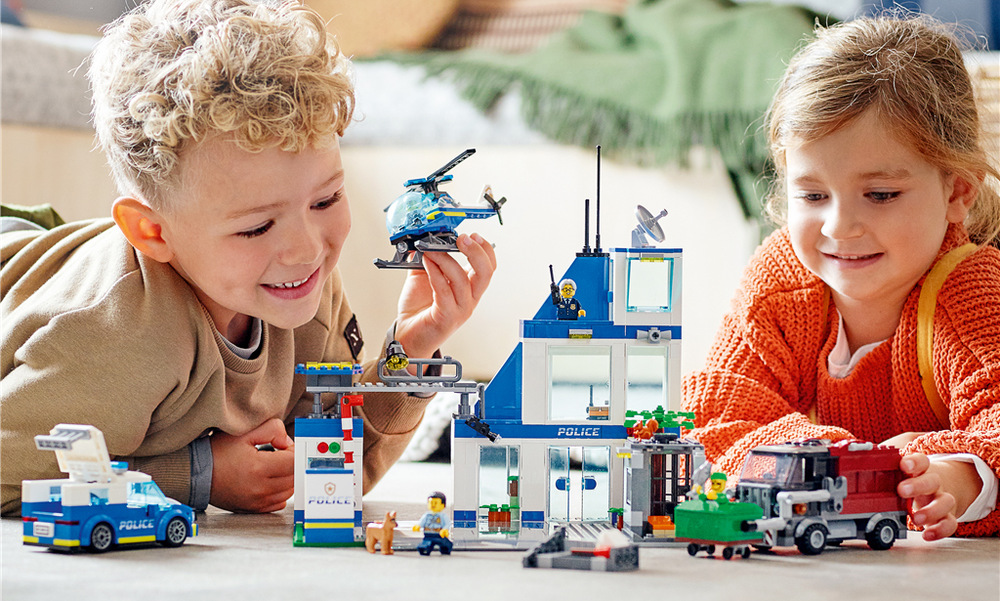 Stavebnica LEGO® City 60316 Policajná stanica Smetiarske vozidlo s funkčným výťahom umožní väzňom pokúsiť sa o útek a piatim minifigúrkam rozohrať napínavú naháňačku.