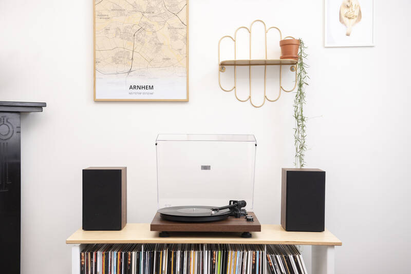 Gramofón Crosley C62 hnedý Gramofón Crosley C62 s reproduktormi umiestnený na stolíku v interiéri