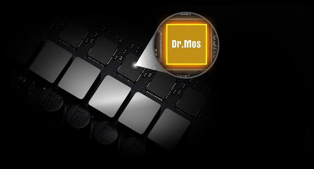 Základná doska ASRock A620AM-HVS čierna Detail čiernej dosky plošných spojov s niekoľkými štvorcovými súčiastkami. Lupa zvýrazňuje jednu s nápisom „Dr. Mos“, čo zdôrazňuje pokročilú technológiu.