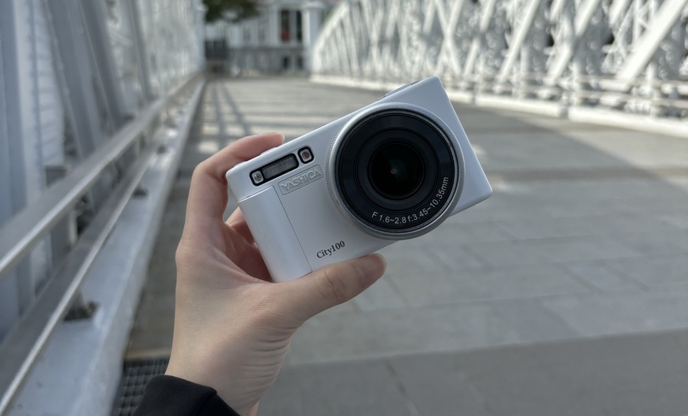 Digitálny fotoaparát Yashica City 100 biely Yashica City 100 sa nabíja cez moderný port typu USB-C