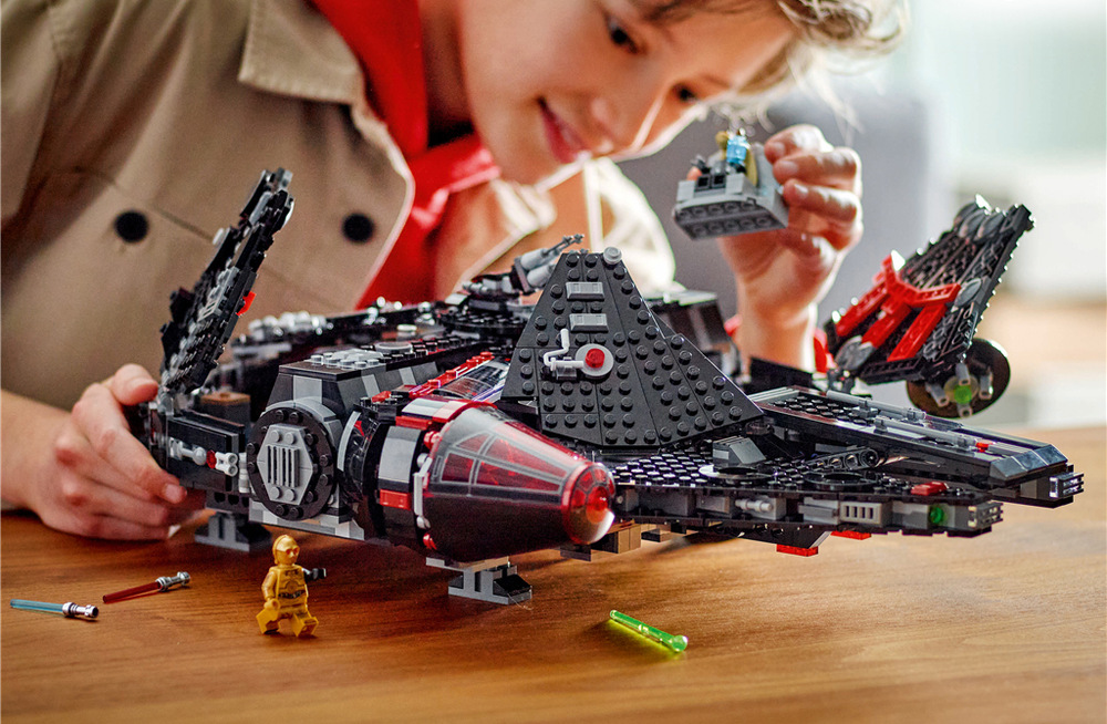 Stavebnica LEGO® Star Wars™ 75389 Temný Falcon Po vyklopení horných panelov objavíte prepracovaný interiér s kokpitom, hyperpohonom, palandami aj celú.
