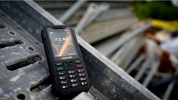 Mobilný telefón MaxCom MM918 L čierny Mobil MaxCom Strong MM918 L vo vonkajšom prostredí