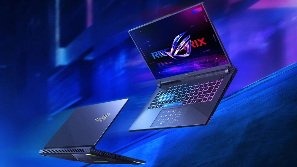 Herný notebook videný z prednej a zadnej strany sa vznáša vo futuristickom prostredí osvetlenom modrým svetlom.