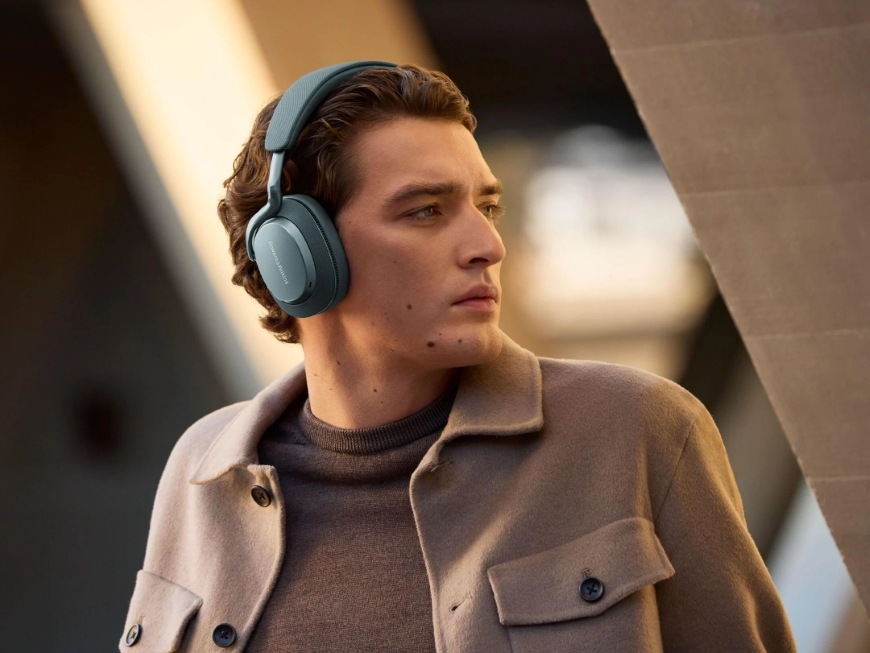 Slúchadlá Bowers & Wilkins Px7 S3 tyrkysová Muž na ulici počúva hudbu zo slúchadiel Bowers & Wilkins Px7 S3 s potlačením hluku