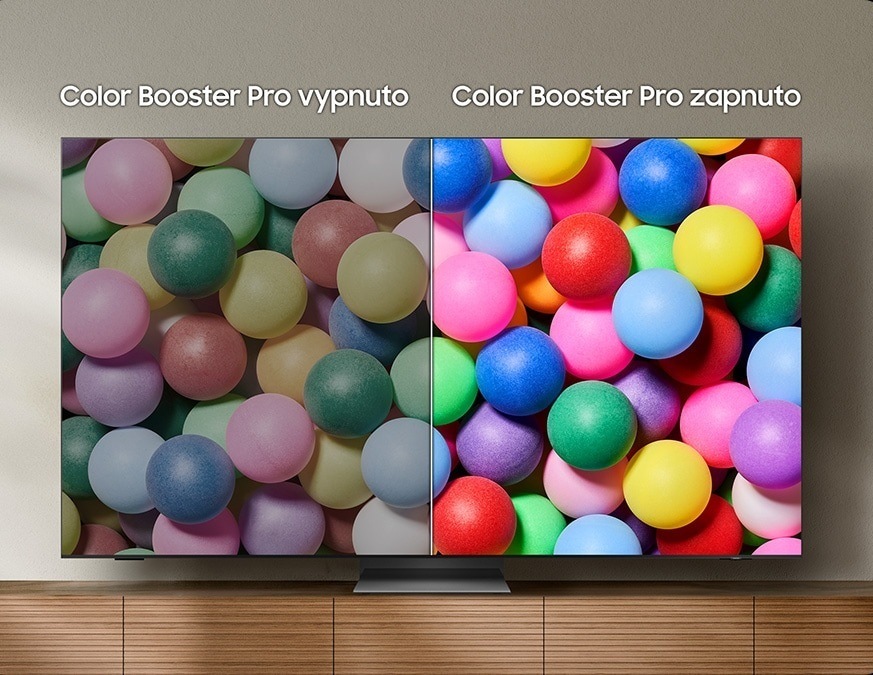 Televízia Samsung QE98Q7F stojí na televíznom stolíku, obrazovka zachytáva farebné loptičky a je rozpolená uprostred, vľavo je obraz bez Color Booster Pro a nadpis Color Booster Pro vypnuté, vpravo s Color Booster Pro a nadpis Color Booster Pro zapnuté