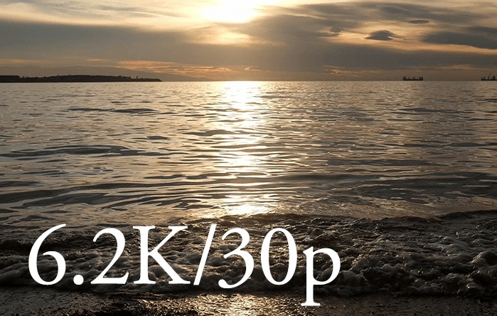 Digitálny fotoaparát Fujifilm X100VI čierny Západ slnka nad more ilustruje vysoké rozlíšenie videí zhotovovaných fotoaparátom Fujifilm X100VI