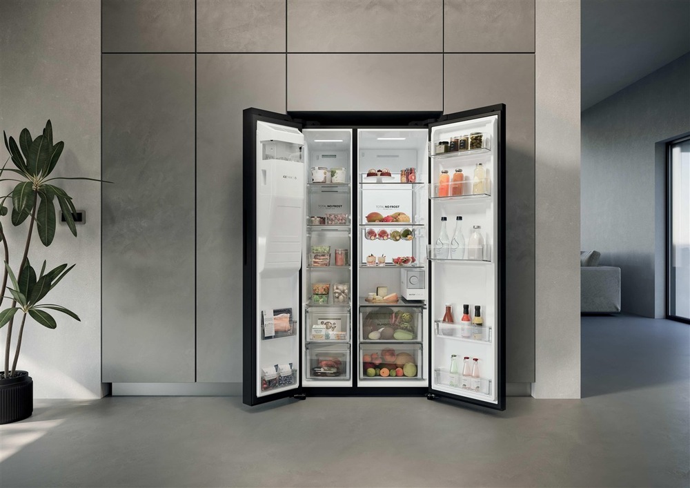 Americká chladnička Haier HSW79F18DIGB čierna/sklo Chladnička americká Haier HSW79F18DIGB, lifestylová fotka v kuchyni