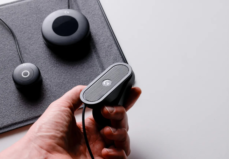 Detail ručného ovládacieho modulu Logitech G Adaptive Gaming Kit držaného v ruke