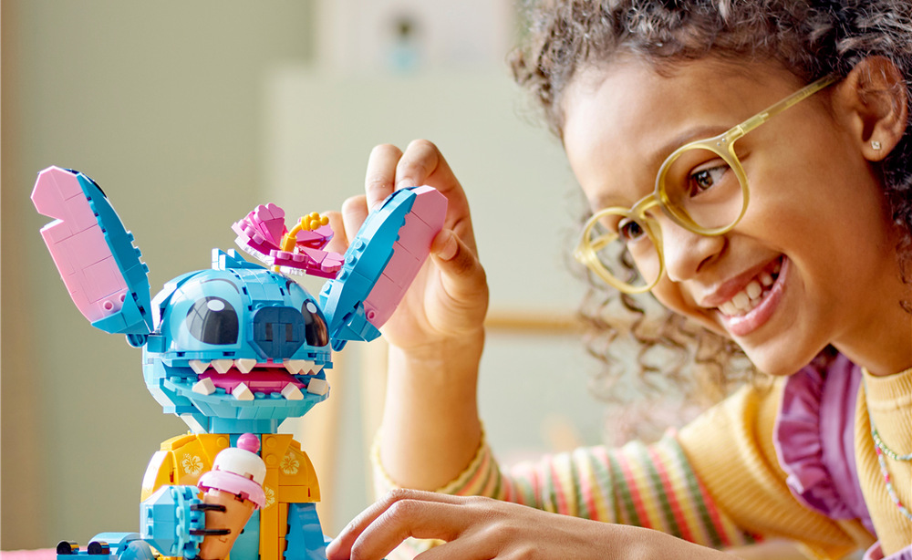 Stavebnica LEGO® │ Disney 43249 Stitch Stitch vysoký cez 20 cm sa stane výraznou Disney dekoráciou a skvelým darčekom pre fanúšikov filmu Lilo a Stitch.