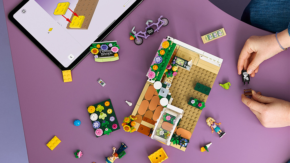 Stavebnica LEGO® Friends 42693 Kreatívne kvetinárstvo Deti kombinujú kvety vo vázach a tvoria originálne aranžmány pre zákazníkov, kamarátov i výzdobu obchodu.