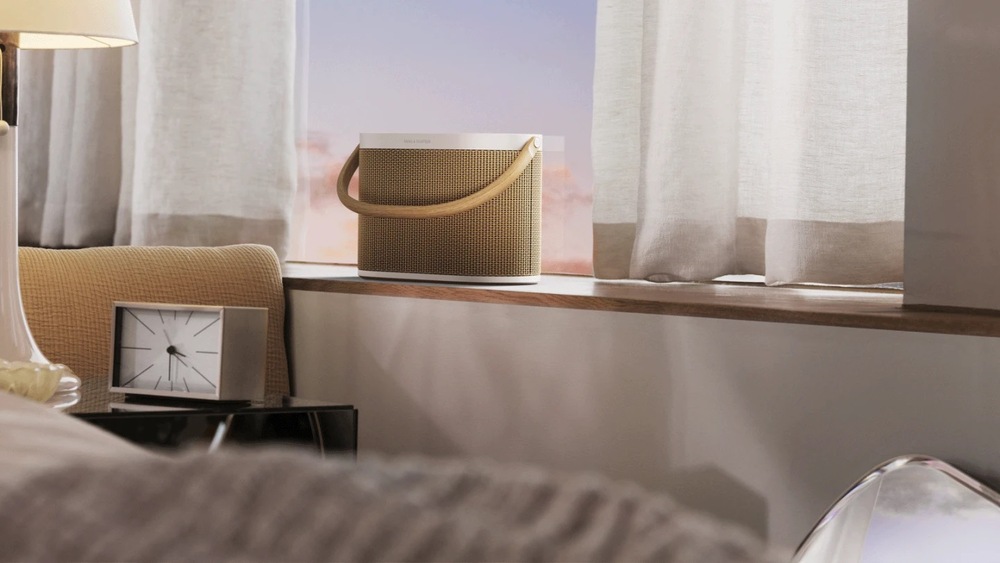 Prenosný reproduktor Bang & Olufsen BeoSound A5 strieborný/béžový Prenosný reproduktor Bang & Olufsen BeoSound A5 strieborný/béžový