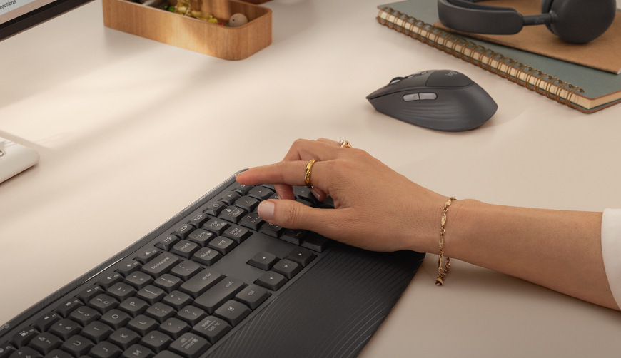Detail písania na klávesnici Logitech Signature MK880 Comfort Plus s pohodlnou opierkou dlaní