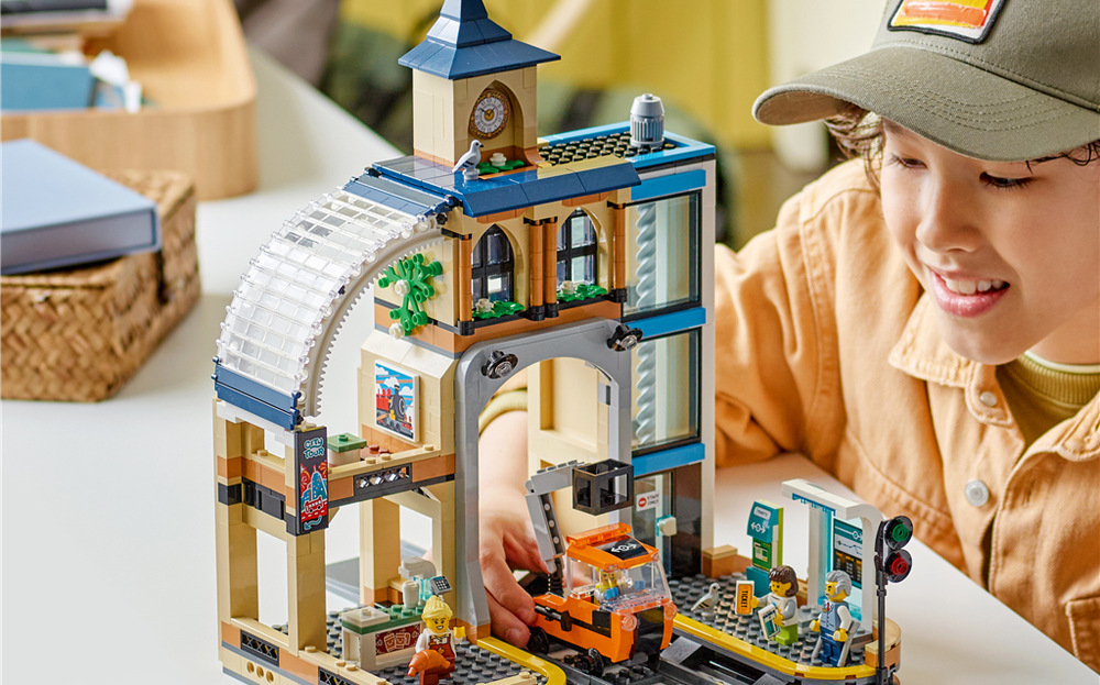 Stavebnica LEGO® City 60469 Hlavní vlakové nádraží Šesť minifigúrok, bábätko, dva holuby a drobné doplnky oživujú stanicu a umožňujú rozohrávať každodenné situácie.
