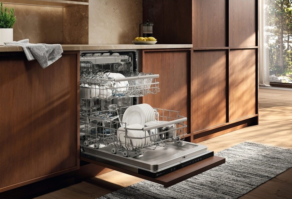 Otvorená umývačka Electrolux E92LX220P séria 900 Push2Open v kuchyni s dreveným dekorom.