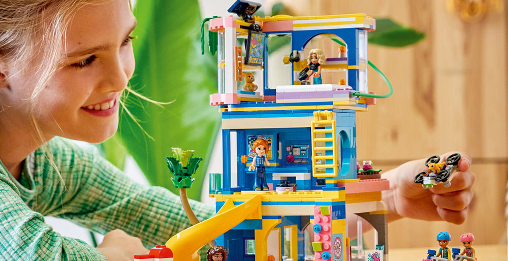 Stavebnica LEGO® Friends 42689 Klubovňa kamarátov v mestečku Heartlake Lanovka, lezecká stena, kuchyňa aj videohry robia z klubovne miesto, kam sa kamaráti radi vracajú.