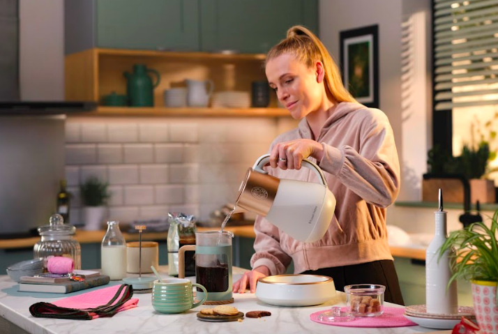Rýchlovarná kanvica RUSSELL HOBBS Calm 27450-70 biela/zlatá Rýchlovarná kanvica Russell Hobbs 27450-70 Calm