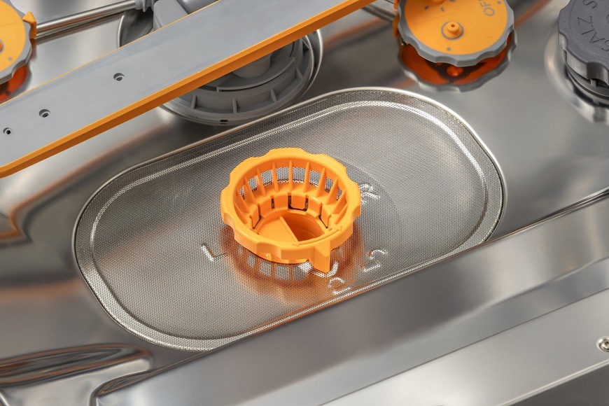 Detailný záber na nerezovú vaňu a samočistiaci filter umývačky Gorenje GV16B.