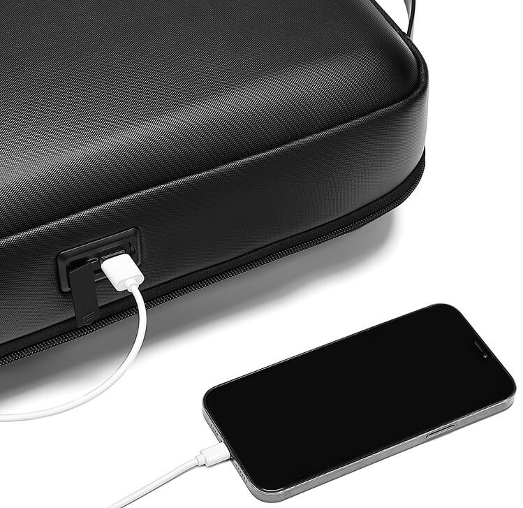 Batoh na notebook MYBALO Haag čierny Mobilný telefón nabíjaný integrovaným USB portom v batohu.