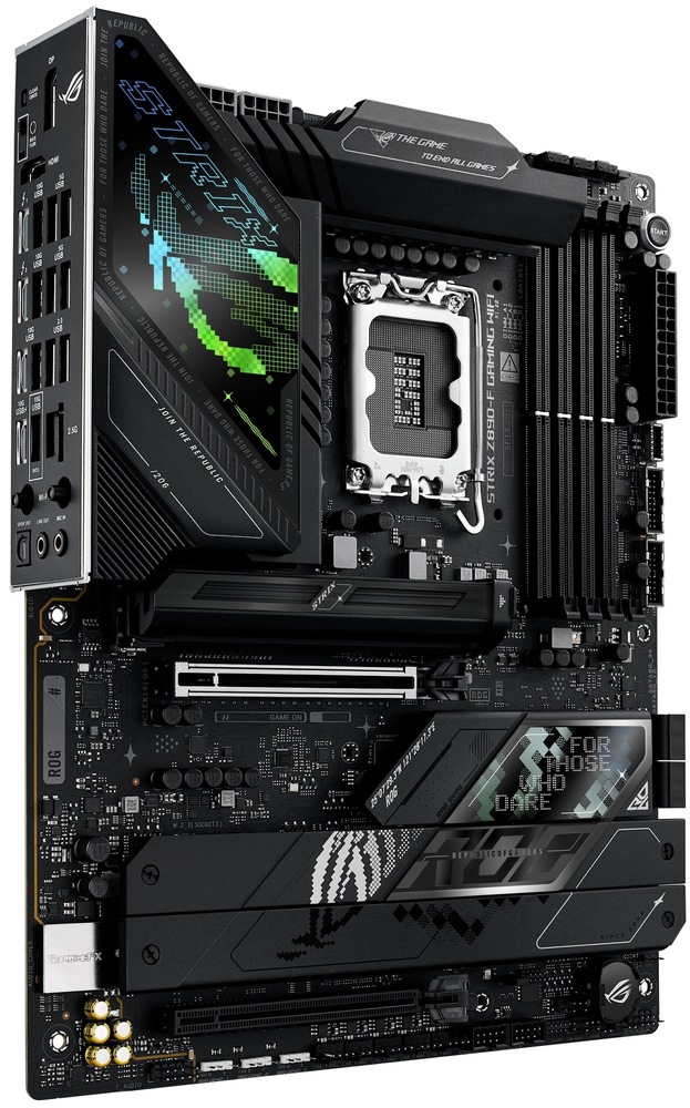 Základná doska Asus ROG Strix Z890-F GAMING WIFI Na fotke zhora je vidieť čierna ATX doska s veľkým krytom zadného I/O a Polymo prvkom vľavo hore, uprostred pätice LGA1851 obklopená masívnymi pasívami napájania a napravo štvorica slotov DDR5 DIMM. V spodnej polovici sú dlhé sloty PCIe x16 pre grafiku/rozšírenie a väčšina plochy je zakrytá chladičmi M.2 pozícií a čipsetu s ROG motívom.