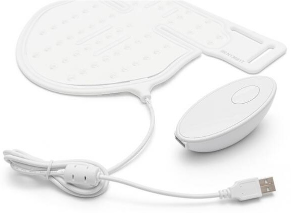 Detail dobíjacej LED masky Rio DecoLITE so silikónovým povrchom, ovládačom a USB káblom
