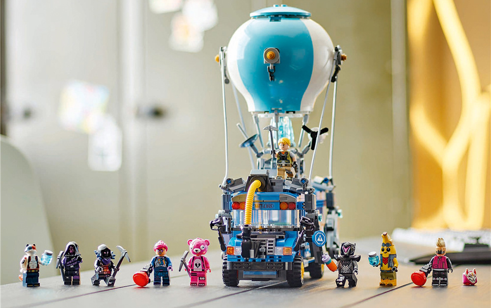 Stavebnica LEGO® Fortnite® 77073 Battle Bus Battle Bus ponúka hernú výbavu v podobe známych doplnkov, ktoré rozširujú možnosti hrania s postavami.