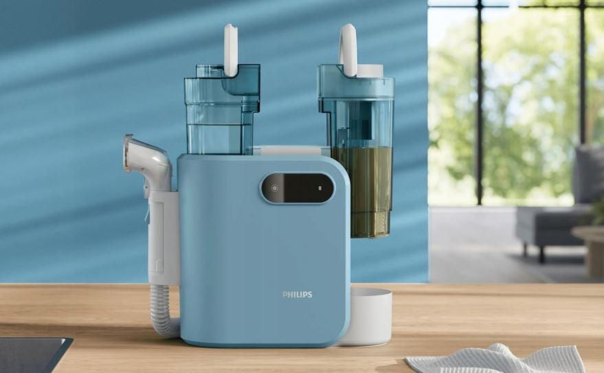 čistič škvŕn Philips 3000 Series XW3193/11 je postavený na kuchynskej doske, nádoba na čistú aj špinavú vodu sú naplnené.