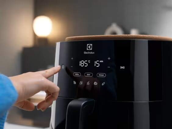Fritéza teplovzdušná Electrolux EAF7B čierna Fritéza teplovzdušná Electrolux EAF7B čierna