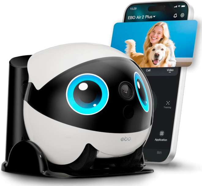 IP kamera Enabot EBO Air 2 Plus biela IP kamera Enabot EBO Air 2 Plus v dokovacej stanici s náhľadom videa z kamery v mobilnej aplikácii