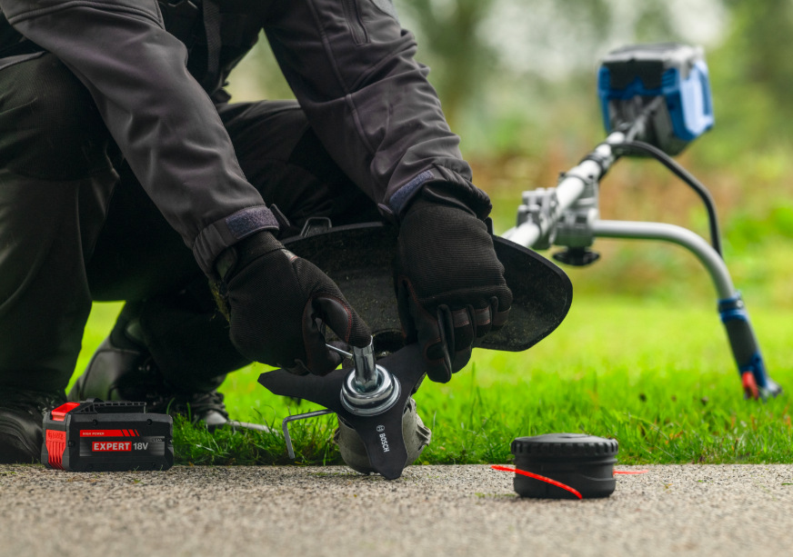 Výmena trojzubého noža na žacej hlave krovinorezu Bosch GFR 18V-25BH