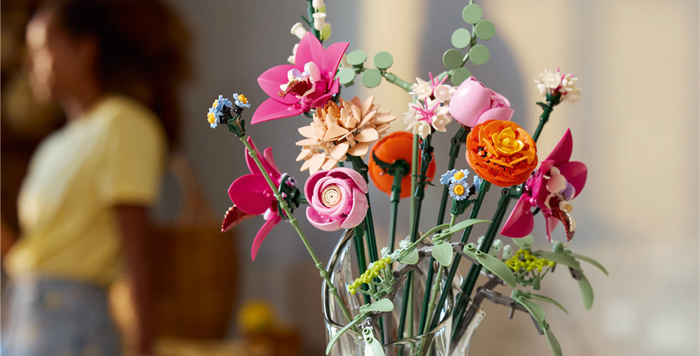 Stavebnica LEGO® Botanicals 10342 Krásná kytice růžových květin Kytica z 15 kvetov ponúka pestré aranžmány so sedmokráskami, ružami, orchideami, zvončekmi i ďalšími kvetmi.