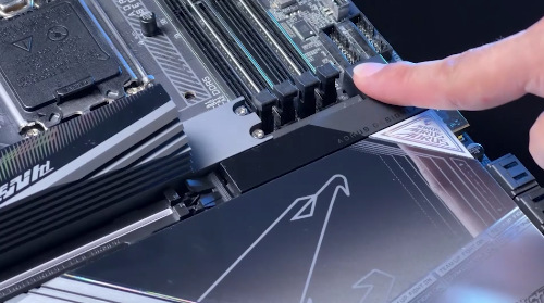 GIGABYTE X870E AORUS ELITE X3D zaujme aj jednoduchou inštaláciou komponentov