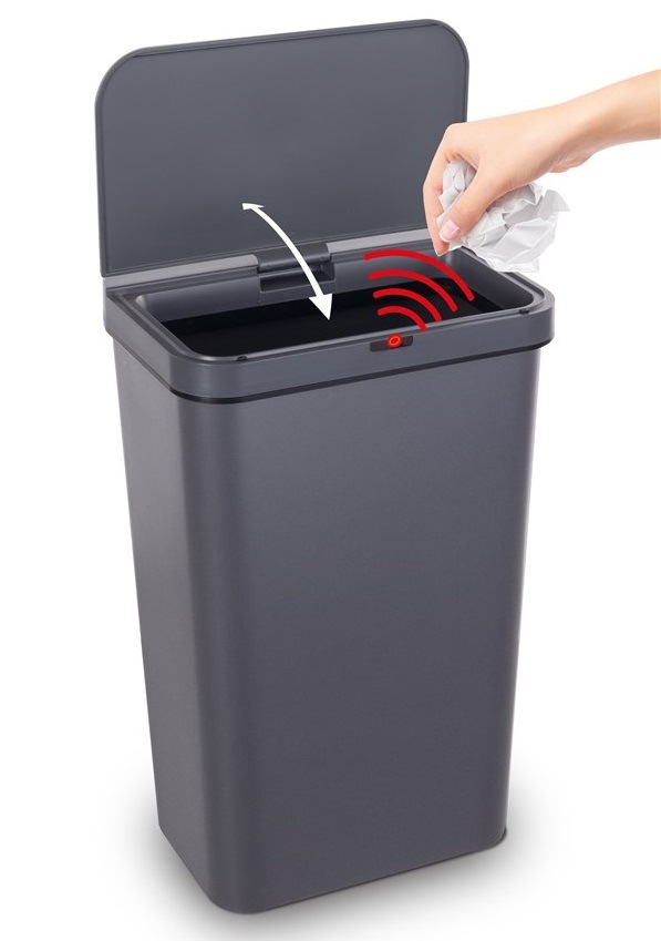 Žena vyhadzuje vrecko do odpadkového koša Lamart LT8108 so senzorickým otváraním