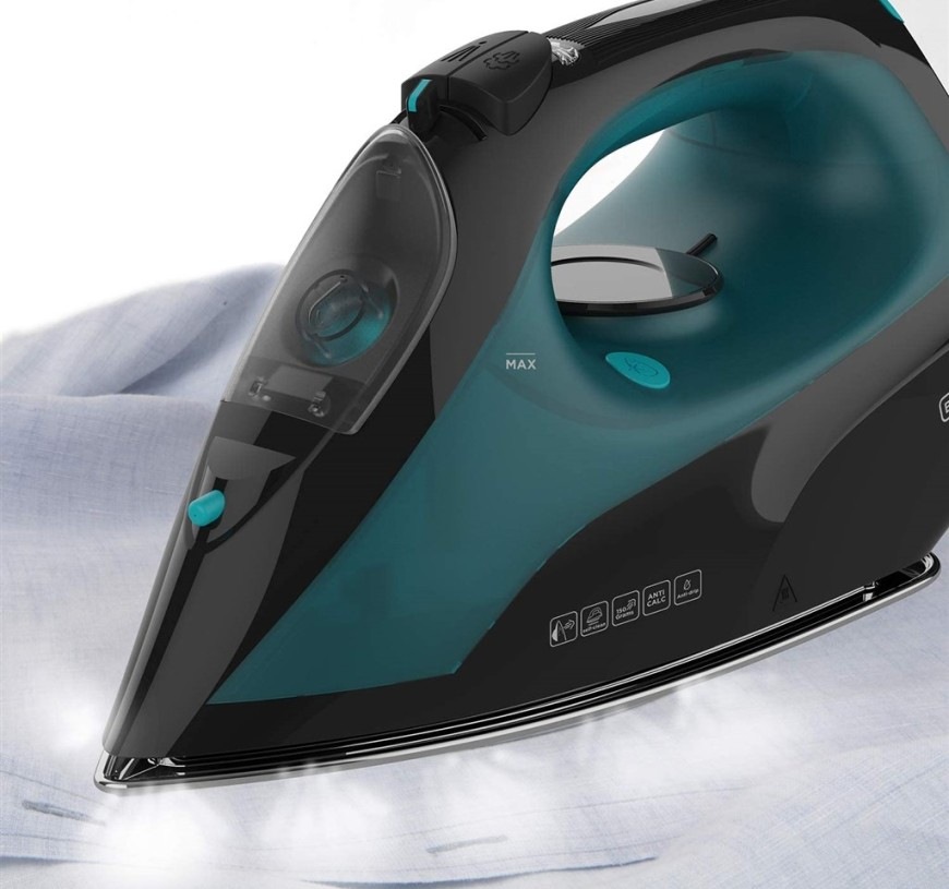 Žehlička Black+Decker BXIR2403E čierna/zelená Naparovacia žehlička Black+Decker BXIR2403E žehliaca bielizeň
