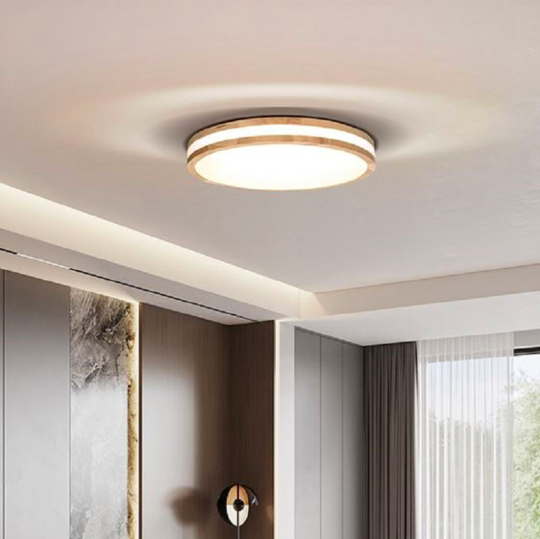 Svietidlo Solight WO8008 inštalované na strope svetlého interiéru s drevenými prvkami