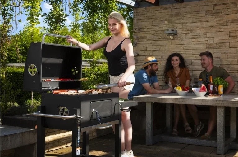 Aj keď sa gril od Riwall zdá byť veľkým, nič to nebráni tomu, aby ste s ním ľahko manipulovali. Slúžia na to okrem iného transportné kolieska