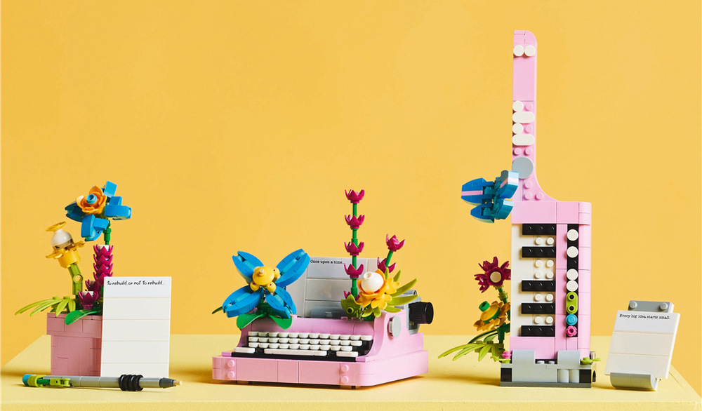Stavebnica LEGO® Creator 3 v 1 31169 Písací stroj s kvetmi Tri modely podporujú kreativitu a trpezlivosť, zatiaľ čo aplikácia LEGO Builder pomáha s každým krokom stavania.