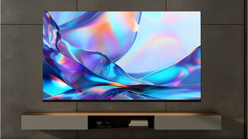 zapnutá televízia Hisense 43A7S visí na stene v obývačke