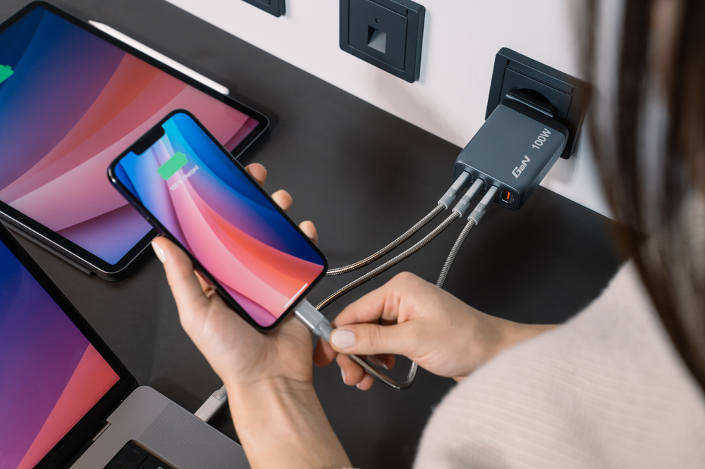 Cestovný adaptér Verbatim GNC-100 GaN 100W, 3x USB-C PD 100/65W, 1x USB-A QC 3.0 strieborný
