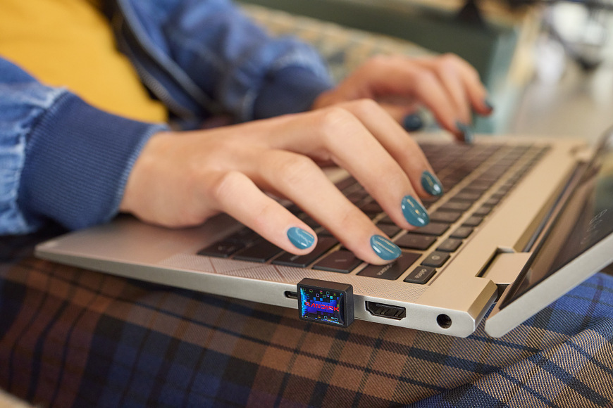 Detail práce na notebooku s pripojeným USB-C flashdiskom